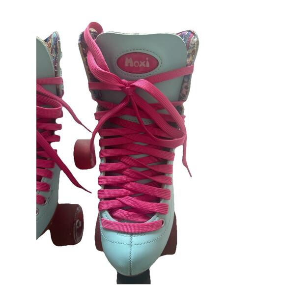 Moxi Beach Bunny Blue‎ Pink Roller Skates Kids size 4 No Box - Picture 2 of 10